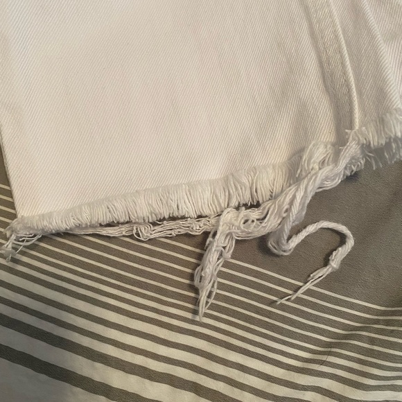 NWOT Zara white jeans with distressed edge. - Picture 4 of 6